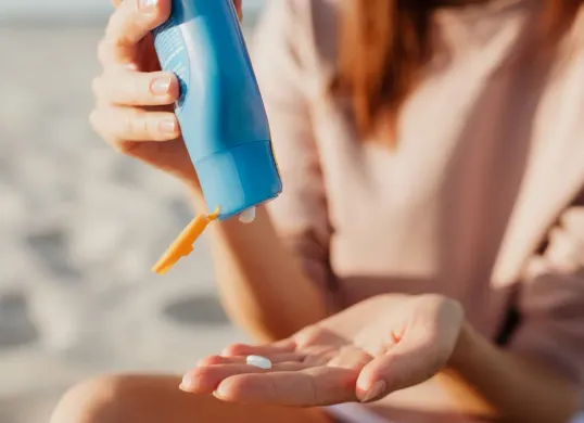 Ilustrasi - Tips memilih sunscreen yang tepat saat cuaca panas. (Sumber: Pexels/Kaboompics.)