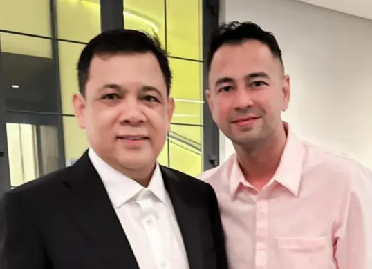 Sosok pengusaha Kalimantan, Haji Isam (kiri) bersama Raffi Ahmad (kanan). (Sumber: Instagram/@raffinagita1717)