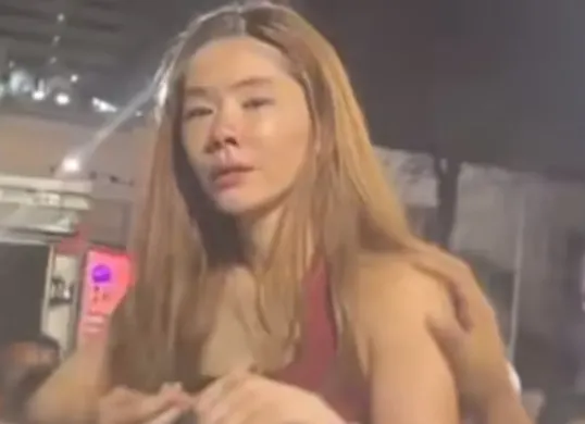 Sosok pengemudi Outlander yang terlibat tabrakan beruntun di Surabaya hingga sebabkan satu orang tewas adalah perempuan inisial ENR. (Sumber: TikTok/Vincentius.christ)