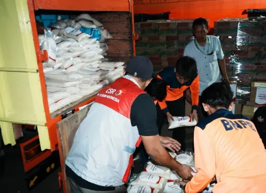 TelkomGroup mendukung operasional dapur umum bagi masyarakat terdampak gempa di NTT sebagai bagian dari penyaluran bantuan kemanusiaan selama masa tanggap darurat. (Sumber: Dok. Telkom)