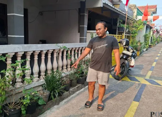 Pemilik motor menunjukan lokasi kendaraan miliknya hilang dibawa kabur komplotan pencuri di Jalan Janger 1, Kelurahan Mekar Jaya, Kecamatan Sukmajaya, Kota Depok, Selasa, 25 Agustus 2026. (Sumber: Poskota/Angga Pahlevi)