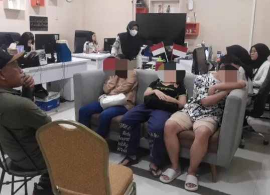 Kanit Perlindungan Perempuan dan Anak (PPA) Satreskrim Polres Metro Depok, AKP Tamar Bekti mendampingi penyidik Imigrasi Kota Depok dalam melakukan pemeriksaan kepada para korban  pemohon Paspor untuk ke negara Tiongkok. (Sumber: Imigrasi Kota Depok)