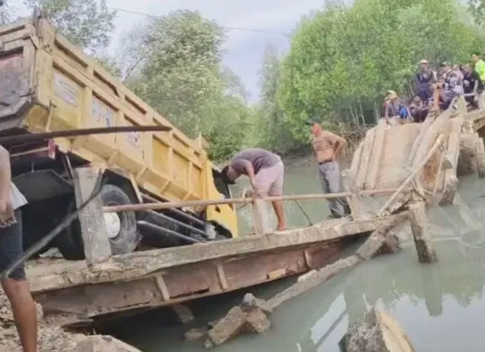 Jembatan di Desa Mekarsari, Kecamatan Panimbang, Kabupaten Pandeglang, ambruk seusai dilintasi truk. (Sumber: Dok. Istimewa)