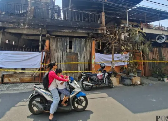 Suasana kos di Jalan Rasamala II, Menteng Dalam, Tebet, Jakarta Selatan, seusai terbakar, Selasa, 25 Agustus 2026. (Sumber: Poskota/Angga Pahlevi)