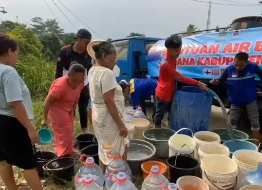 Puluhan warga mengantre bantuan air bersih yang disalurkan di Kabupaten Lebak, Banten. (Sumber: Dok. Istimewa)