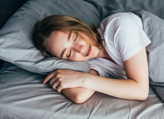 Tips sederhana dapat dicoba untuk membantu tidur tetap nyenyak meski suhu udara terasa panas sepanjang malam. (Sumber: Magnific/diana.grytsku)