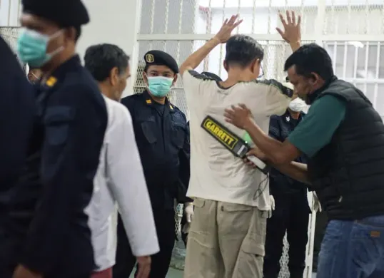 Petugas gabungan Lapas Kelas IIA Salemba bersama unsur Polri dan TNI melakukan inspeksi mendadak di blok hunian warga binaan untuk memperkuat komitmen Zero Halinar. (Sumber: Istimewa)