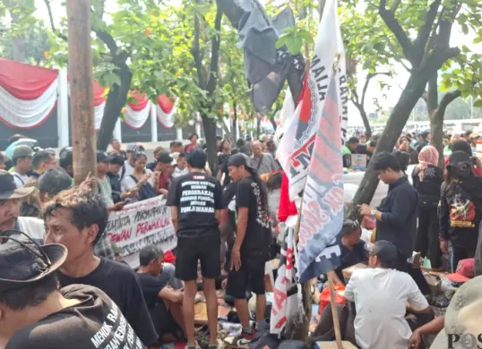 Suasana di depan Gedung Dewan Perwakilan Rakyat (DPR), Senayan, Jakarta Pusat menjelang aksi demonstrasi, Rabu, 26 Agustus 2026. (Sumber: Pos Kota/ Ali Mansur)