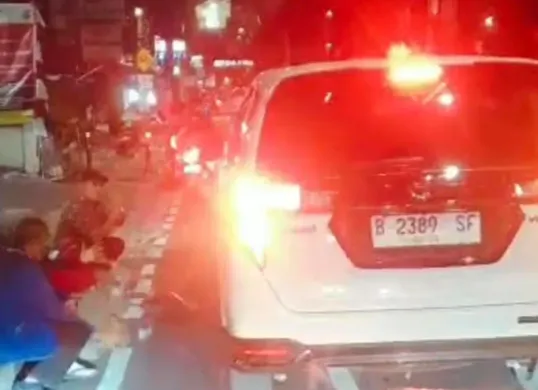 Terlihat PPKS duduk berjejer di pinggir trotoar untuk mendapatkan uang tunai Rp50 ribu dari seseorang dengan julukan Pa Haji Gocap. (Sumber: Istimewa)
