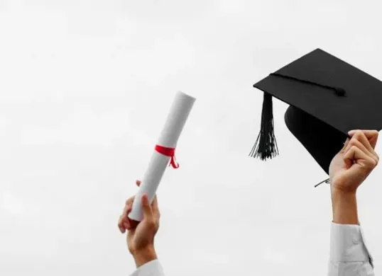 Mahasiswa Universitas Gunadarma dapat mengikuti program Beasiswa YBJ 2026 dengan memenuhi persyaratan dan melengkapi dokumen pendaftaran. (Sumber: Wikimedia Commons)