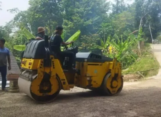 Proses perbaikan jalan di Kampung Cengkel, Kelurahan Cilaja, Kecamatan Majasari, Kabupaten Pandeglang, Banten. (Sumber: Dok. Istimewa)