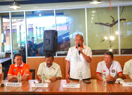 Ketua Umum KONI Pusat Letjen TNI Purn Marciano Norman saat melakukan visitasi veneu atau lokasi pertandingan PON Pantai Ancol 2026. (Sumber: Istimewa)
