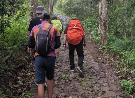Sejumlah wisatawan saat mendaki menuju wisata sumur tujuh Gunung Karang Pandeglang. (Sumber: Istimewa)