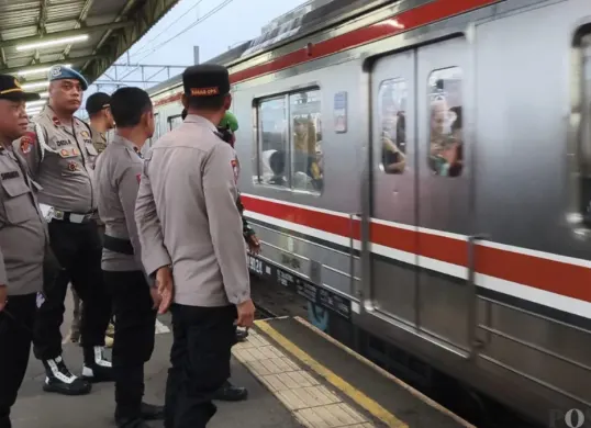 Polisi melakukan pengecekan kondisi Stasiun Daru dari aksi massa yang menuju Jakarta. (Sumber: Pos Kota/Veronica)