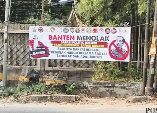 Spanduk penolakan safari politik Jokowi terpasang di Jalan Raya Serang, Kecamatan Cikupa. (Sumber: Pos Kota/Veronica)