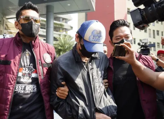 Aktor Revaldo Fifaldi alias RF menjalani pemeriksaan kesehatan di Sie Dokkes Mapolres Metro Jakbar setelah diamankan polisi terkait dugaan kasus narkoba, Rabu, 26 Agustus 2026. (Sumber: Dok. Polda Metro Jaya)