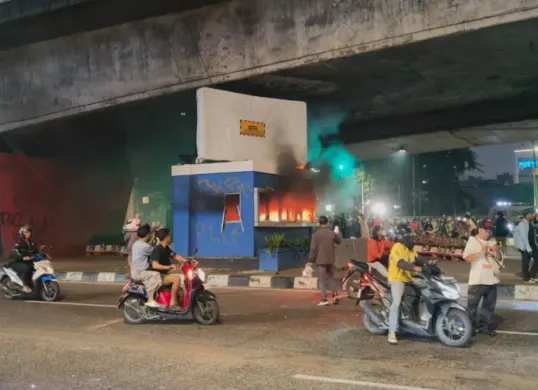 Pos Polisi Satlantas Wilayah Jakarta Barat yang berada di bawah Flyover Slipi, Jalan S Parman, Palmerah, Jakarta Pusat, dibakar massa, Kamis, 27 Agustus 2026. (Sumber: Dok. Istimewa)