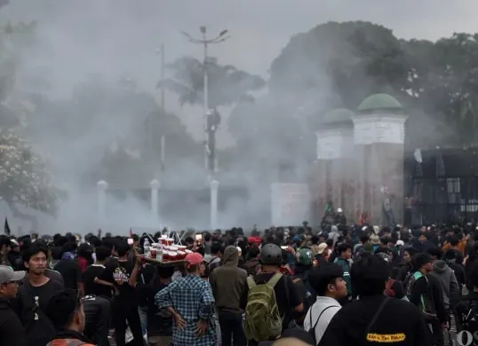 Massa aksi berdemonstrasi di depan Gedung DPR RI, Senayan, Tanah Abang, Jakarta Pusat, Kamis, 27 Agustus 2026. (Sumber: Poskota/Aldi Harlanda Irawan)