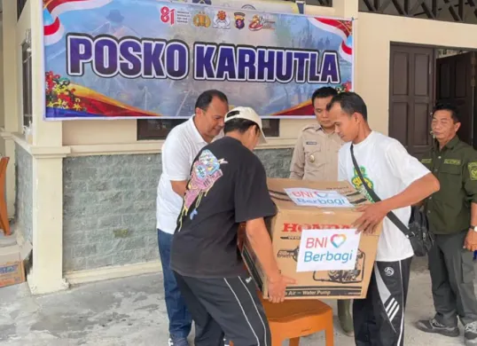 BNI salurkan bantuan kepada masyarakat terdampak Karhutla di Kalimantan Tengah melalui BNI Berbagi. (Sumber: Istimewa)