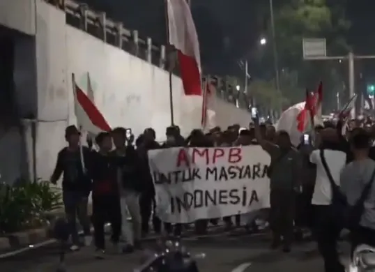 Massa mulai berkumpul di depan Gedung DPR/MPR RI, Jakarta, Kamis (27/8/2026), menjelang aksi unjuk rasa dari sejumlah kelompok. (Sumber: X/@arifbalikpapan1)