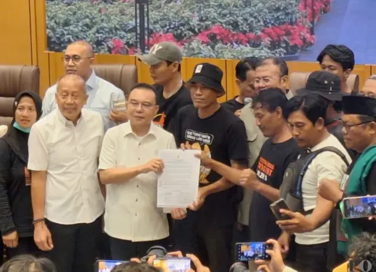 Wakil Ketua DPR RI Sufmi Dasco Ahmad bertemu aktivis AMPB di Gedung DPR RI, Senayan, Tanah Abang, Jakarta Pusat, Kamis, 27 Agustus 2026. (Sumber: Poskota/Ali Mansur)