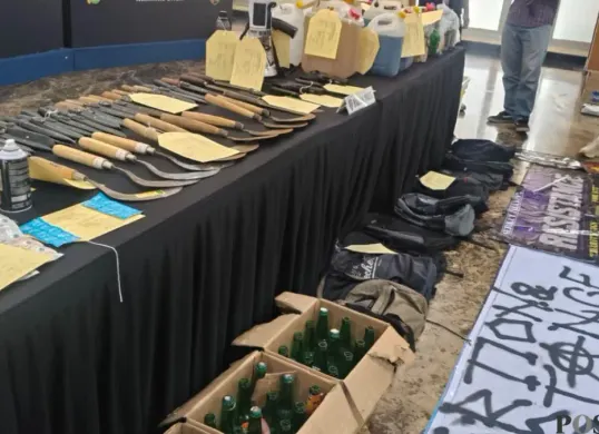 Konferensi pers Polda Metro Jaya terkait penangkapan 65 orang dan menyita sejumlah senjata tajam dan airsoft gun, menjelang aksi demonstrasi di depan Gedung DPR, Senayan, Jakarta Pusat, Kamis, 27 Agustus 2026. (Sumber: Pos Kota/ Ali Mansur)