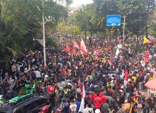 Ratusan demonstran dari kelompok mahasiswa dan masyarakat adat melakukan aksi unjuk rasa di depan Gedung DPR RI, Senayan, Tanah Abang, Jakarta Pusat, Kamis, 27 Agustus 2026. (Sumber: Poskota/Ali Mansur)