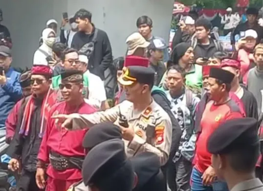 Salah satu tokoh masyarakat Betawi, Damin Sada diketahui turut hadir dalam demo 27 Agustus 2026 di DPR RI. (Sumber: Threads/@egiiy)