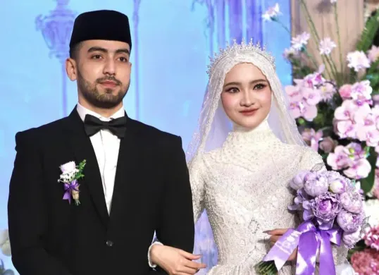 Potret pernikahan Ning Royya dan Habib Abbas pada Rabu, 26 Agustus 2026. Pernikahan keduanya langsung menjadi sorotan publik. (Sumber: Instagram/@hmqlirboyo)