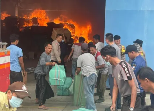 Situasi kebakaran gudang penyimpanan bahan plastik milik PT Batik Building Material di Kecamatan Jawilan, Kabupaten Serang, Banten, Kamis, 27 Agustus 2026. (Sumber: Dok. Polsek Jawilan)