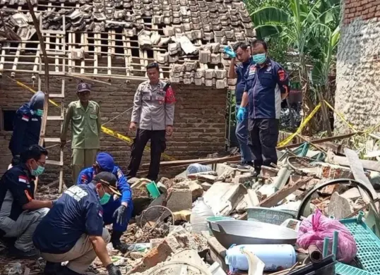 Polisi saat melakukan olah TKP pada lokasi ledakan di rumah nelayan di Panimbang, Kabupaten Pandeglang. (Sumber: Istimewa)