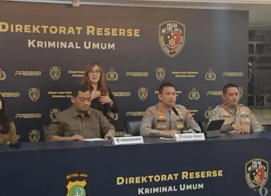 Kabid Humas Polda Metro Jaya Kombes Budi Hermanto (kedua dari kanan) saat konferensi pers di Polda Metro Jaya, Jakarta Selatan, Kamis, 27 Agustus 2026. (Sumber: Pos Kota/ Ali Mansur)