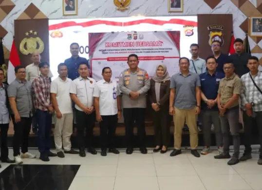 Kapolresta Tangerang bersama puluhan leasing saat melakukan koordinasi terkait dengan larangan penarikan kendaraan di jalan. (Sumber: Istimewa)