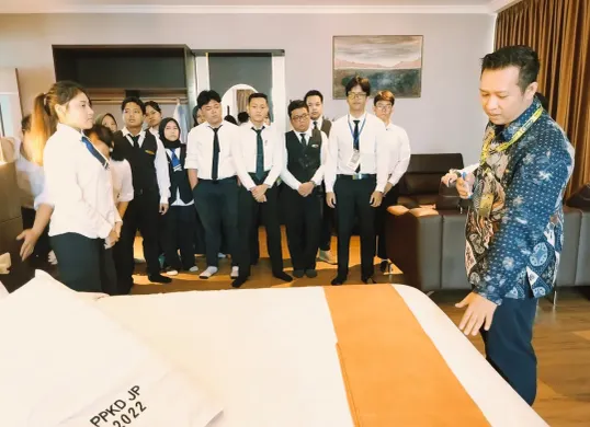 Kepala PPKD Jakarta Pusat Suzukiana saat menyampaikan penguatan sinergi dengan BUMD dan perusahaan swasta untuk penyerapan lulusan pelatihan kerja. (Sumber: Istimewa)