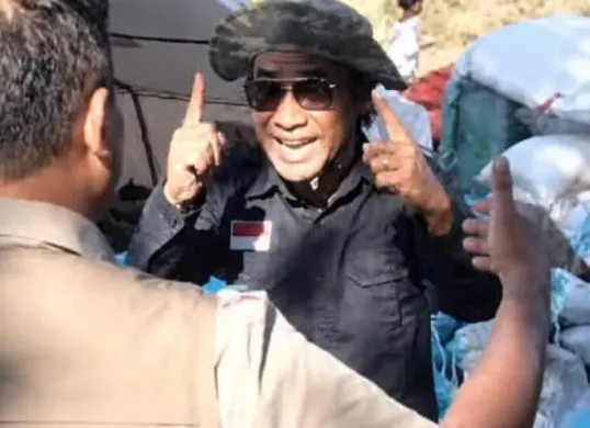 Camat Lamba Leda Utara, Kabupaten Manggarai Timur, Nusa Tenggara Timur (NTT), Agustinus Supratman mengundurkan diri usai video dirinya memarahi petugas Badan Nasional Penanggulangan Bencana (BNPB) viral. (Sumber: Instagram/@rutenginfo.official)