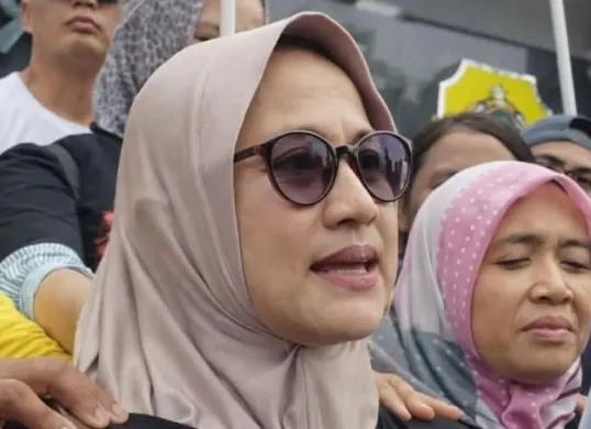Sosok Anik Sriningsih tengah disorot usai video dirinya menyampaikan aspirasi di hadapan pimpinan DPR RI dalam aksi demonstrasi di Gedung Parlemen, Kamis, 27 Agustus 2026 viral. (Sumber: Instagram/@koyek339)