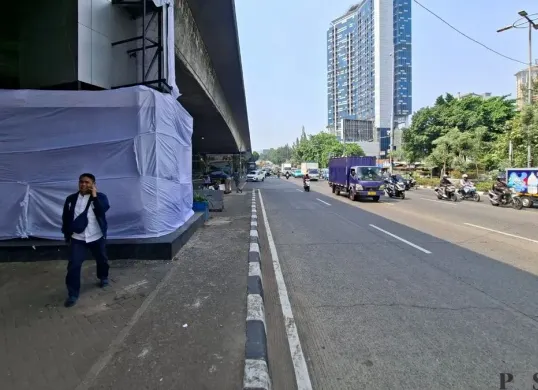 Suasana terkini di Jalan Raya Slipi, Pejompongan, Jakarta Barat, Jumat, 28 Agustus 2026. (Sumber: Poskota/Angga Pahlevi)