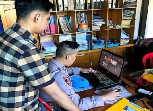 Anggota Polresta Tangerang saat tengah melakukan pemantauan konten provinsi di media sosial. (Sumber: Istimewa)