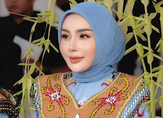 Profil dan biodata Aisyah Thisia, istri Gubernur Kaltim Agustiar Sabran yang jadi sorotan karena kontroversi ucapan ultah saat karhutla di Kalimantan. (Sumber: Instagram/@thisia.halijam)