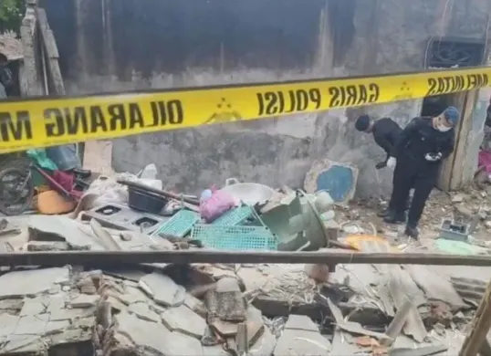 Tim Puslabfor Bareskrim Polri melakukan olah TKP pada kejadian ledakan di rumah nelayan di kampung Cisarua, Desa Citeureup, Kecamatan Panimbang, Kabupaten Pandeglang, Banten. (Sumber: Dok. Istimewa)