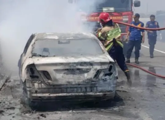 Sebuah mobil Toyota Camry terbakar saat melintas di Jalan Tol Mohammed Bin Zayed (MBZ) arah Cikampek, Jumat, 28 Agustus 2026 siang. (Sumber: Istimewa)