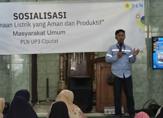 Team Leader K3L dan KAM PLN UP3 Ciputat, Adi Lestari, menjelaskan berbagai potensi bahaya kelistrikan serta langkah pencegahannya kepada warga Pondok Cabe Ilir. (Sumber: PLN UID Jakarta Raya)