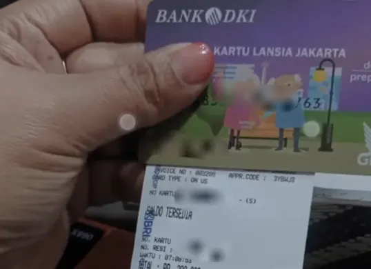 Ilustrasi penerima mengecek saldo bantuan sosial melalui kartu Bank DKI. Sejumlah penerima KLJ, KAJ, dan KPDJ melaporkan adanya dana Rp300.000 yang masuk. (Sumber: Youtube/@arfan saputra channel)