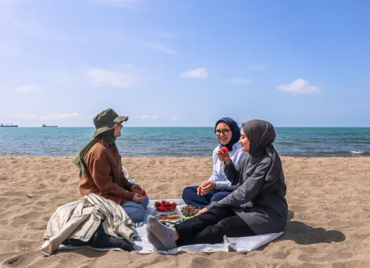 Ilustrasi - Tips liburan ke pantai tetap nyaman saat cuaca panas. (Sumber: Pexels/beyzahzah)