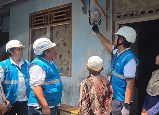 Manager PLN UP3 Bandengan, Hendar Prisnadianta Yanuardhana, menyalakan listrik di rumah Sarmila, warga Pulau Panggang, Kepulauan Seribu, melalui program Light Up The Dream (LUTD). (Sumber: PLN UID Jakarta Raya)