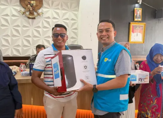 Manajer PLN UP3 Cengkareng, Andre Pratama Djatmiko, berikan apresiasi kepada pelanggan yang memanfaatkan Layanan Kelistrikan pada Aplikasi PLN Mobile. (Sumber: PLN UID Jakarta Raya)