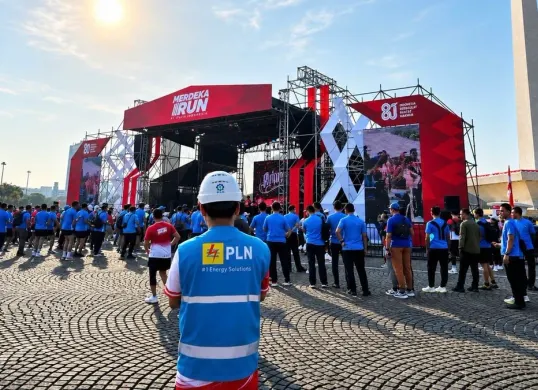 Petugas PLN UP3 Menteng bersiaga di sejumlah titik selama pelaksanaan Merdeka Run 2026. (Sumber: Dok. PLN UID Jakarta Raya)
