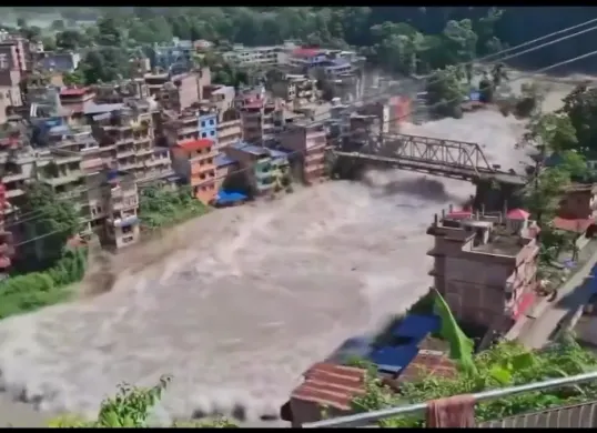 Banjir bandang dan tanah longsor menerjang wilayah perbatasan Nepal dan Tiongkok. (Sumber: X/@serabutannn)