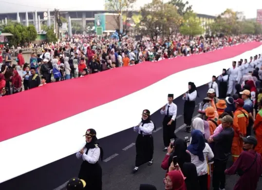Bendera panjang saat Pesona Nusantara Bekasi Keren (PNBK) Jilid III di Kota Bekasi, Minggu, 30 Agustus 2026. (Sumber: Dok. Istimewa)