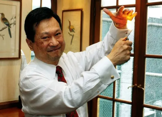 Sosok Randall Hartolaksono tengah disorot usai penemuannya terkait pemanfaatan kulit singkong untuk teknologi pemadam api dikembangkan untuk penanganan kebakaran hutan dan lahan (karhutla). (Sumber: X/@GNFI)